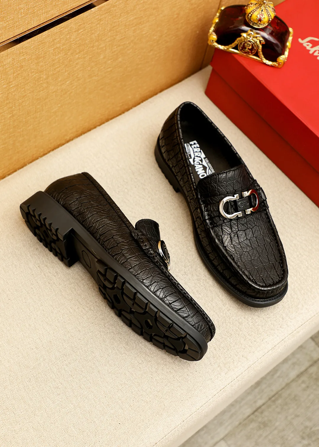 Men's shoes 💰520 💐 Product trademark: Ferragamo "Ferragamo" casual leather shoes Regular size: 38-44 (45.46🉑️customized) Product materials: Selected imported first-layer calfskin embossed upper + original hardware buckle, imported water-dyed cow leather lining. Strong three-dimensional visual effect, original outsole color: 1⃣️color optional
